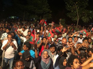 މިރޭ އެމްޑީޕީ ހަރުގެ ކުރިމަތީގައި ބޭއްވި އުފާފާޅުކުރުމަށް ގިނަ ބަޔަކު އެއްވެފަފައި