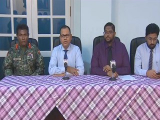 ރައީސް އޮފީހުގައި އިނގިރޭސި ބަހުން ޝާއިއުކޮށްފައިވާ ބަޔާނުގައި ހަވާލާދޭ ނޫސްވެރިންގެ ބައްދަލުވުމުގައި ބަންޑާރަ ނައިބާއި، ހޯމް މިނިސްޓަރ އަދި ޑިފެންސް މިނިސްޓަރުގެ އިތުރުން ޗީފް އޮފް ޑިފެންސް ފޯސް ބައި