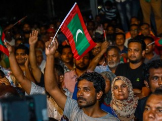 ކޯޓުން ނެރުނު އަމުރާ ގުޅިގެން ބުރާސްފަތި ދިވަހުގެ ރޭ އިދިކޮޅު ފަރާތްތަކުން އުފާ ފާޅުކުރަނީ