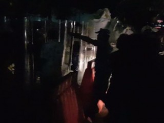 މުޒާހަރާގެ ބައިވެރިންނާ ގުޅުނު ފުލުހަކު، ރަޔަޓް ފުލުހުންނާ ވާހަކަ ދައްކަނީ