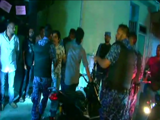 އެއްވުމުގެ ބައިވެރިންނަށް ހުރަސް އަޅަން އުޅުނު ދެ މީހަކު ފުލުހުންގެ ބެލުމުގެ ދަށަށް ގެންގޮސްފި