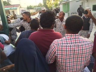 މާފުށީ ޖަލުގެ މައި ގޭޓް ހުޅުވުމުން އަލުން ލައްޕަނީ 