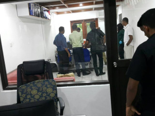 ޕެރެޑައިސް އައިލެންޑަށް ފުލުހުން އަރައިފި