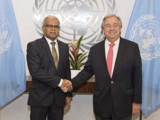 އދ.ގެ ސެކްރެޓަރީ ޖެނެރަލް އެންޓޯނިއޯ ގުޓަރޭސް އަދި ދިވެހި ޚާރިޖީ ވަޒީރު ޑރ. މުޙައްމަދު އާސިމް