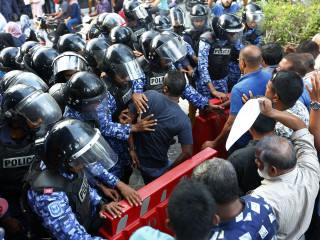 ސުޕްރީމް ކޯޓުގެ އަމުރު ތަންފީޒް ނުކުރުމުން ރައްޔިތުން އިހުތިޖާޖް ކުރަނީ