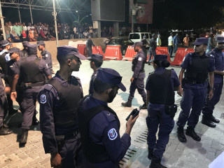 އިދިކޮޅު ފަރާތްތަކުގެ އިހުތިޖާޖަށް ފުލުހުން ހުރަސް އަޅަނީ