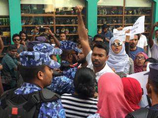 އެސްއޯ ފުލުހުން މުޒާހަރާގެ ބައިވެރިންނަން ހުރަސް އަޅަނީ