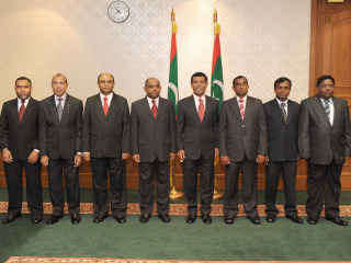 ސުޕްރީމް ކޯޓުގެ ބައެއް ފަނޑިޔާރުންނާއެކު ރައީސް ނަޝީދާއި މަޖިލީހުގެ ކުރީގެ ރައީސް އަބްދުﷲ ޝާހިދު--