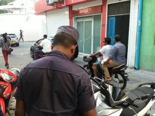 ފުލުހުން ރާއްޖެ ޓީވީގެ ކުރިމަތީގައި ފޯރި މަރަނީ