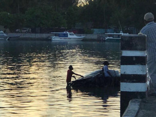 ގަމުގެ ބްރިޖްމަތިން ކާރެއް މޫދަށް ވެއްޓިއްޖެ