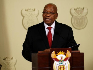 ދެކުނު އެފްރިކާގެ ރައީސް ޖެކޮބް ޒޫމާ، ޕްރިޓޯރިއާގެ ޔޫނިއަން ބިލްޑިންގ ގައި ގައުމާއި މުޚާތަބް ކުރައްވާ ވާހަކަ ދައްކަވަމުން ބުދަ ދުވަހު މަގާމުން އިސްއިތުފާ ދެއްވިކަން އިއުލާން ކުރައްވަނީ