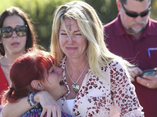 ހައި ސްކޫލްގައި ހިނގި ބަޑި ޖެހުމުގެ ހާދިސާ އަށް ފަހު ދަރިވަރުންގެ ބެލެނިވެރިން ހަމަލާގެ ޚަބަރު ހޯދުމަށް އެއްވެފައި