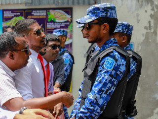 ގަލޮޅު ދެކުނު ދާއިރާގެ ރައްޔިތުންގެ މަޖިލީހުގެ މެންބަރު އަހްމަދު މަހްލޫފް ފުލުހުންތަކެއް ކައިރީގައި ހުއްޓިވަޑައިގެން