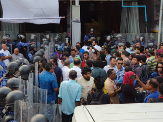 ގުޅިފައިވާ ޕާޓީތަކުން ކުރިޔަށް ގެންދިޔަ އެއްވުމަކަށް ފުލުހުން ހުރަސް އަޅަނީ