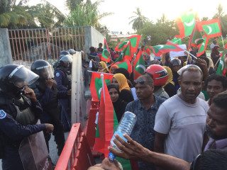 ހިތަދޫ ބޮޑު މަގު ސީސާ ކައިރީގައި ފުލުހުން ބެރިކޭޓް ޖަހާފަ