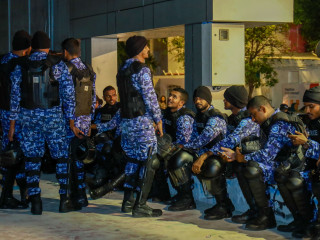 ސުޕްރީމް ކޯޓުގެ އަމުރު ތަންފީޒުކުރަން ގޮވާލައި ރައްޔިތުން ބޭއްވި އެއްވުމެއް ރޫޅާލުމަށް ފަހު ފުލުހުން އާޓިފިޝަލް ބީޗްގެ ސްޓޭޖްމަތީގައި އިށީނދެލައިގެން