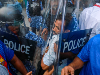 ގުޅިފައިވާ ސިޔާސީ ޕާޓީތަކުން ބޭއްވި އެއްވުމެއްގެ ތެރެއިން މެމްބަރު މުހައްމާ ދުރުކުރުމަށް މަސައްކަތް ކުރަނީ