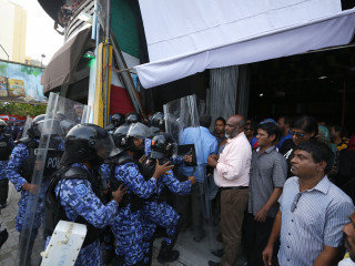 ސުޕްރީމް ކޯޓުގެ އަމުރު ތަންފީޒުކުރުމަށް ގޮވާލާ ކުރިޔަށް ގެންދާ އިހުތިޖާޖަށް ފުލުހުން ހުރަސް އަޅަނީ