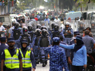 ކުއްލި ނުރައްކަލުގެ ހާލަތު އިއުލާންކުރުމަށްފަހު ފުލުހުން މަގުމަތީގައި