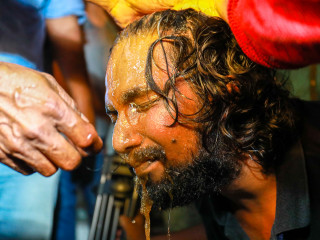 ސަންގުޓީވީގެ ކެމެރާމަނެށްގެ މޫނަށް ޕެޕާސްޕްރޭ ޖަހާފައި