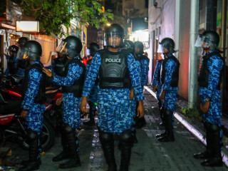 ފުލުހުން ހަރަހާތްތެރިވަނީ: ކުއްލި ނުރައްކަލުގެ ހާލަތު އިޢުލާނުކޮށް، ފުލުހުން ދަނީ ސަރުކާރު ވައްޓާލަން އުޅުނު ކަމުގެ ތުޙުމަތުގައި އެކި ފަރާތްތައް ހައްޔަރުކުރަމުން