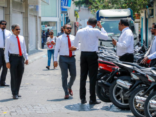 12 މެމްބަރުންގެ ތެރޭގައި ހިމެނިވަޑައިގަންނަވާ ބައެއް މެމްބަރުން މަޖިލިސް އިދާރާގެ ބޭރުގައި