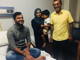 Former President Mohamed Nasheed (r) with RaajjeTV journalist Hussain Hassan and family