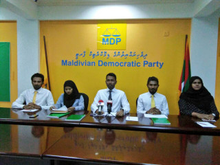 ފުލުހުން ބޭ އަދަބީ ބަސް ބޭނުންކޮށް އިންސާނިއްޔަތާ ހިލާފު އަމަލު ހިންގި: ހައްޔަރުކުރި އެމްޑީޕީ ޒުވާނުން