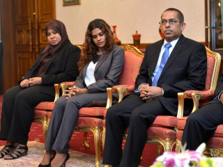 ފިލްޒާ (މެދުގައި) މަޖިލީހުގެ ކުރީގެ އާމީން ޢާއްމާ އެކު