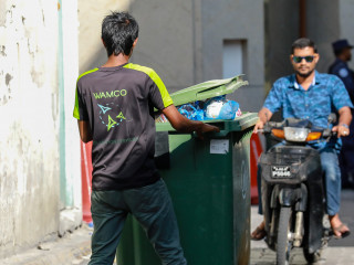 ވެމްކޯއިން މާލޭގެ ގެތަކުން ކުނި ނަގަމުންދަނީ