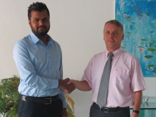 އެމްބެސެޑަރު ޔޯން ރޯޑް ރާއްޖެޓީވީގެ ރިޕޯޓަރު ހުސެއިން ހަސަން އާއި ބައްދަލުކުރެއްވުން