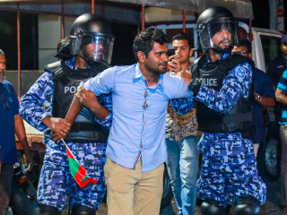 މާލޭގައި ކުރިއަށްދާ އިހްތިޖާޖްތަކުގެ ތެރެއިން ފުލުހުން މުޒާހަރާގެ ބައިވެރިޔަކު ހައްޔަރު ކުރަނީ