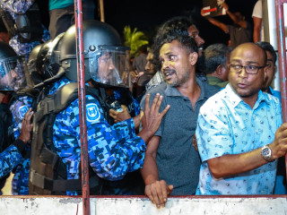 މުޒާހަރާއެއްގެ ތެރެއިން މީހުން ފަހަތަށް ޖެއްސުމަށް ފުލުހުން ހަރަކާތްތެރި ވަނީ