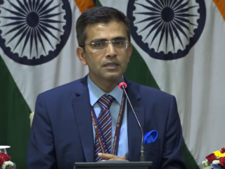 އިންޑިއާގެ ހާރީޖީ ވުޒާރާގެ ތަރުޖަމާނު ރަވީޝް ކުމާރު ނޫސްވެރިންނާ ބައްދަލުކުރައްވަނީ