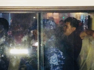 ފުލުހުންގެ ސްވޮޓް އެސްއޯގެ ކުރީގެ ކޮމާންޑަރު ސައިފް ހައްޔަރު ކޮށްގެން ފުލުހުންގެ ވެހިކަލްގައި ގެންދަނީ