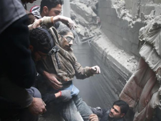 އިރުމަތީ ޣޫތާގެ ދޫމާ އަވަށަށް ދިން ވައިގެ ހަމަލާއެއްގައި ވެއްޓުނު އިމާރާތެއްގެ ދަށުގައި ތާށިވެފައިވާ އާއްމުންގެ މީހަކު ސަލާމަތް ކުރުމުގެ މަސައްކަތް ކުރަނީ