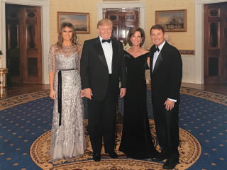 އެ ކުންފުނީގެ ފައުންޑަރ ބްރައިން ބޮލަރޑް އަދި އެމެރިކާގެ ރައީސް ޑޮނަލްޑް ޓްރަމްޕް