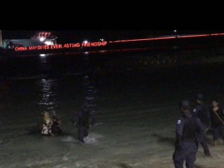 އެއްވުމުގެ ބައިވެރިން ގެންގުޅުނު މެގަފޯން އަތުލަން ފުލުހުން މަސައްކަތް ކުރުމުން އެރުނީ މޫދަށް!