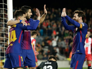 ޖިރޯނާ ކޮޅަށް ލަނޑު ޖެހުމަށްފަހު ބާސެލޯނާގެ ކެޕްޓަން ލިއޮނެލް މެސީ އަދި ފޯވާޑް ލުއިސް ސުއަރޭޒް އާއި ފިލީޕޭ ކޫޓީނިއޯ އުފާ ފާޅު ކުރަނީ