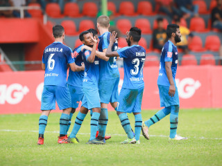 އެސްޓީއޯ މާލޭ ލީގުގައި ނިއުރޭޑިއަންޓާއި ޓީސީ ބައްދަލު ކުރި މެޗުގައި ނިއުގެ ދެވަނަ ލަނޑު ޖެހުމަށްފަހު ހަމްޒާ މުހައްމަދު (ހަމްޕު) އަދި ނިއުގެ ކުޅުންތެރިން އުފާފާޅު ކުރަނީ