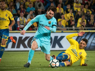 ބާސެލޯނާގެ ފޯވާޑް ލިއޮނެލް މެސީ، ލަސް ޕަލްމާސްގެ ކުޅުންތެރިޔެއްގެ ކައިރިން ނައްޓާލަނީ