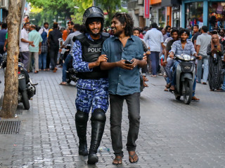 މުޒާހަރާގެ ތެރެއިން މީހަކު ހައްޔަރުކޮށްގެން ގެންދަނީ