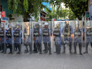 ސުޕްރީމް ކޯޓްގެ އަމުރު ތަންފީޒުކުރަން ގޮވާލައި މާޗް 1، 2018 ވަނަ ދުވަހު ގުޅިފައިވާ ސިޔާސީ ޕާޓީތަކުން ބޭއްވި އެއްވުމަށް ހުރަސް އެޅުމަށް ފުލުހުން ޝީލްޑާއެކު