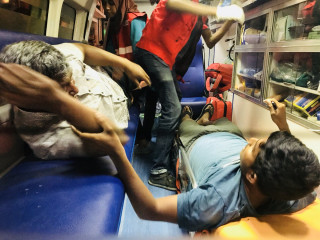 ބައްޕަޔާއި ދަރިފުޅުގެ ގަޔަށް ޕެޕަރ ސްޕްރޭ ޖަހައިގެން ހޮސްޕިޓަލަށް