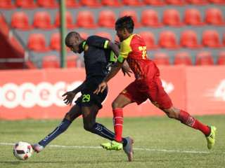 މާލޭ ލީގުގައި ހުކުރު ދުވަހު ހަވީރު ކުޅުނު މެޗުގައި ޔުނައިޓެޑް ވިކްޓްރީގެ ބިދޭސީ ފޯވާޑް ސެމުއެލް (ވ) ހަމަލާއެއް އުފައްދަނީ