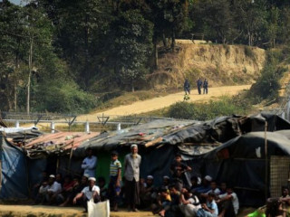 ސަރަހަައްދީ އިމުގެ މިޔަންމާ ފަޅީގައި ސިފައިން ޕެޓްރޯލްކުރާއިރު، ފެންސް އަނެއް ފަޅީގައި ރޮހިންޔާ މުސްލިމުން ކޭމްޕް ޖަހައިގެން