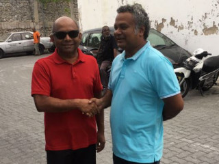 އަބްދުﷲ ޝާހިދު އެމްޑީޕީގެ ޗެއާޕާސަންގެ ނައިބު އަލީ ނިޔާޒާ ސަލާމް ކުރައްވަނީ: އަބްދުﷲ ޝާހިދު ވަނީ ދޫކޮށްލާފައި