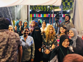 ފާރިސްގެ އަނބިކަނބަލުން ލީޝިޔާ، މަހްލޫފް އަނބިކަނބަލުން ނަޒޫގެ ކައިރީގައި (ވައަތް ފަރާތުގައި)