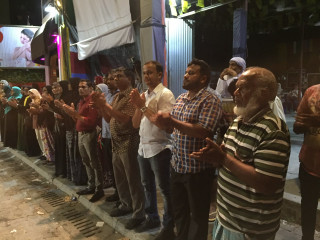 ގުޅިފައިވާ ސިޔާސީ ޕަޓީތަކަށް ތާއިދުކުރާ އާންމު ރައްޔިތުން ހަރުގެ ކުރިމަތީގައި