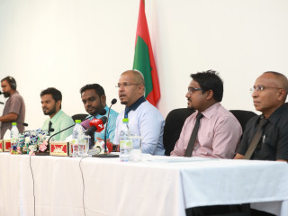 އިލެކްޝަންސް ކޮމިޝަނުގެ މެމްބަރުން ނޫސްވެރިންނާ ބައްދަލުކުރައްވަނީ